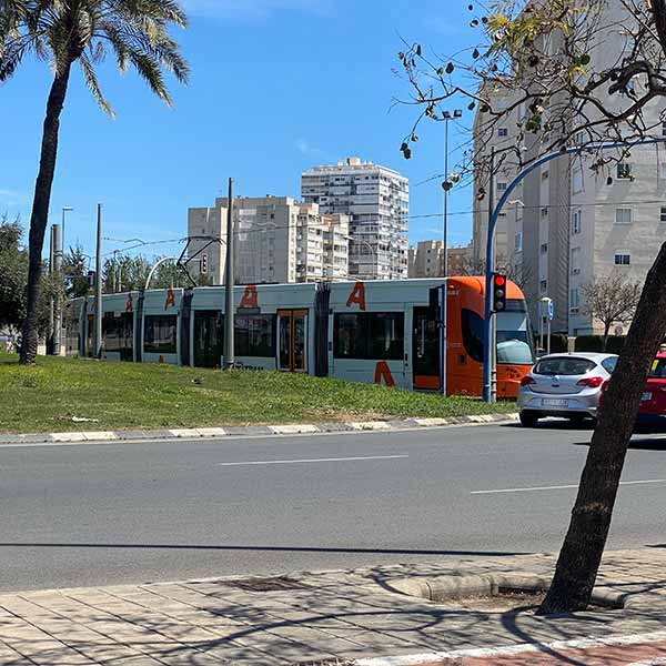TRAM Alicante San Juan a su paso por rotonda del Golf