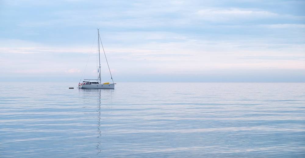 barco alquilado en Altea solitario en el mar