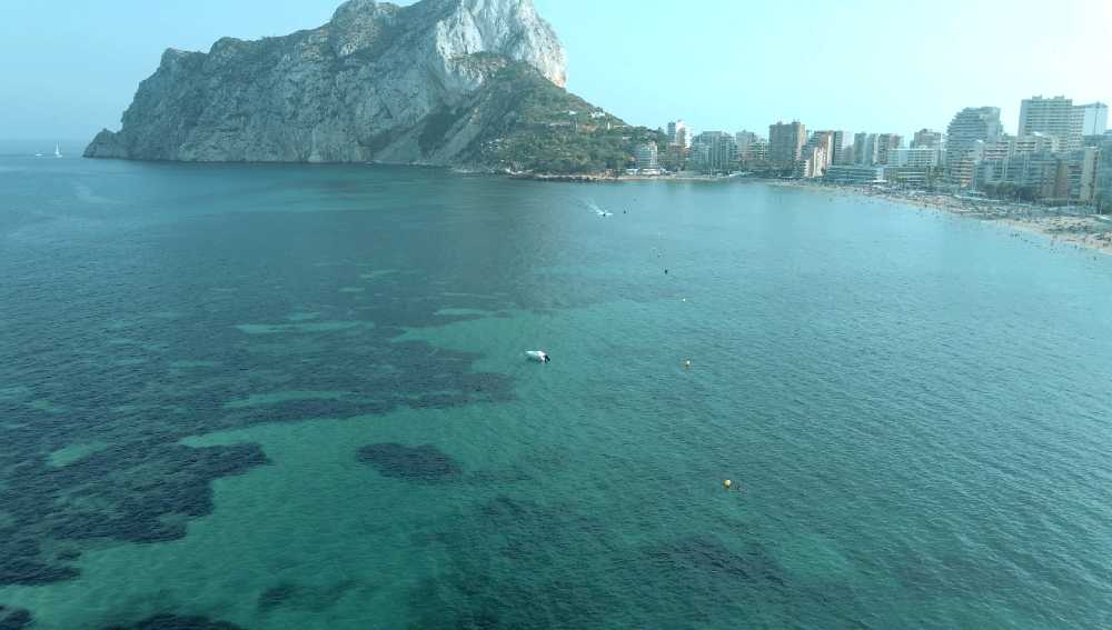 Plano general del mar y al fondo el Penyon de Ifach de Calpe