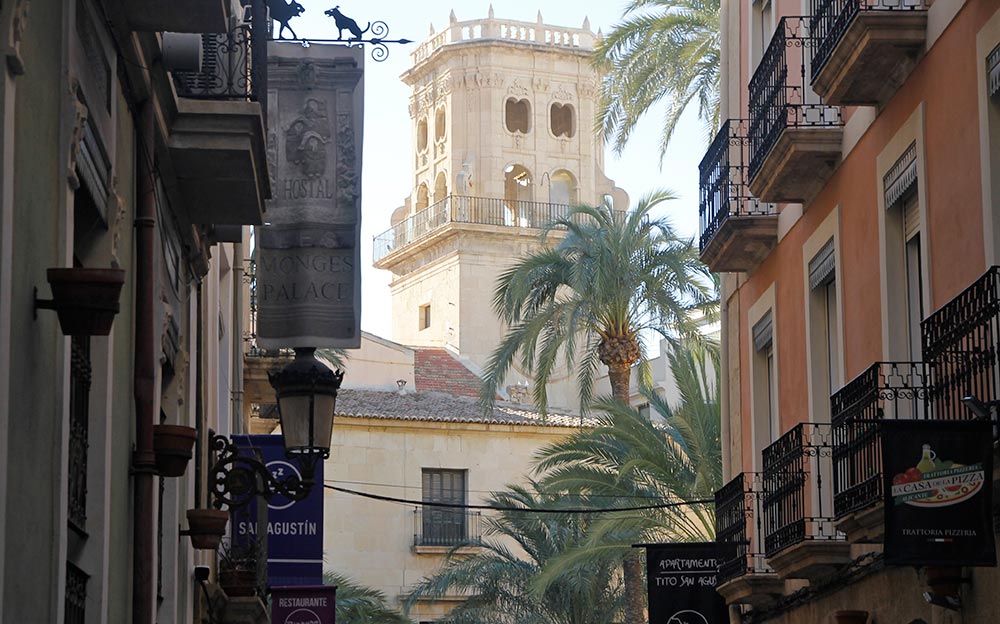 Imagen del Ayuntamiento de Alicante desde las callejuelas del Casco Antiguo