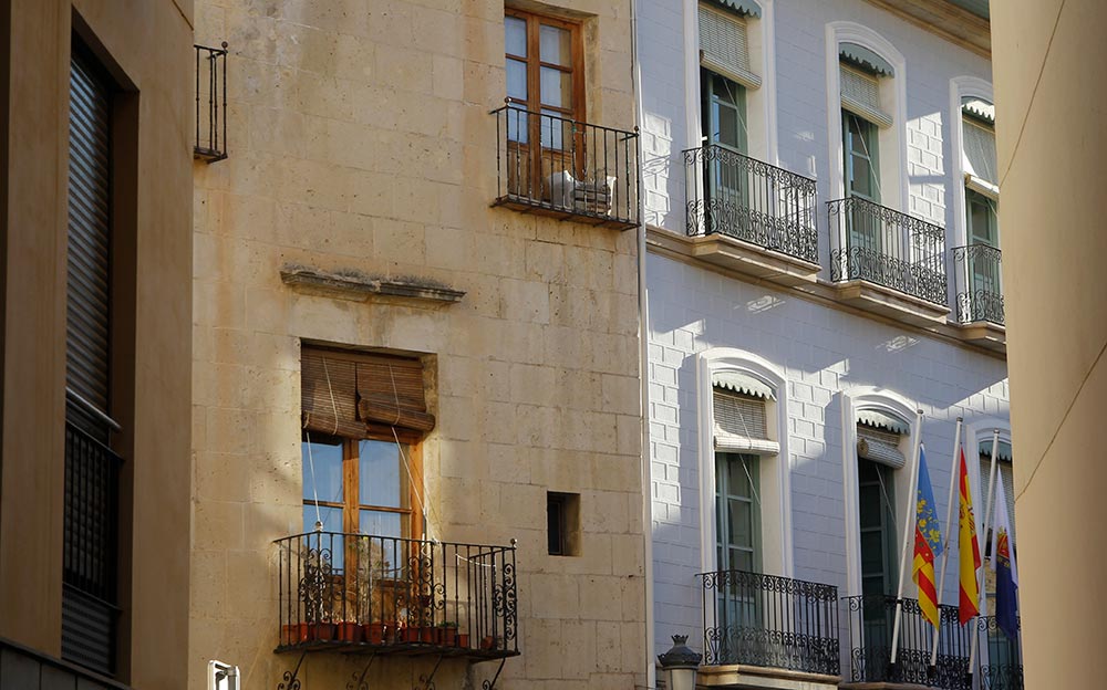 Detalles de edificios del barrio San Roque en el casco antiguo de Alicante