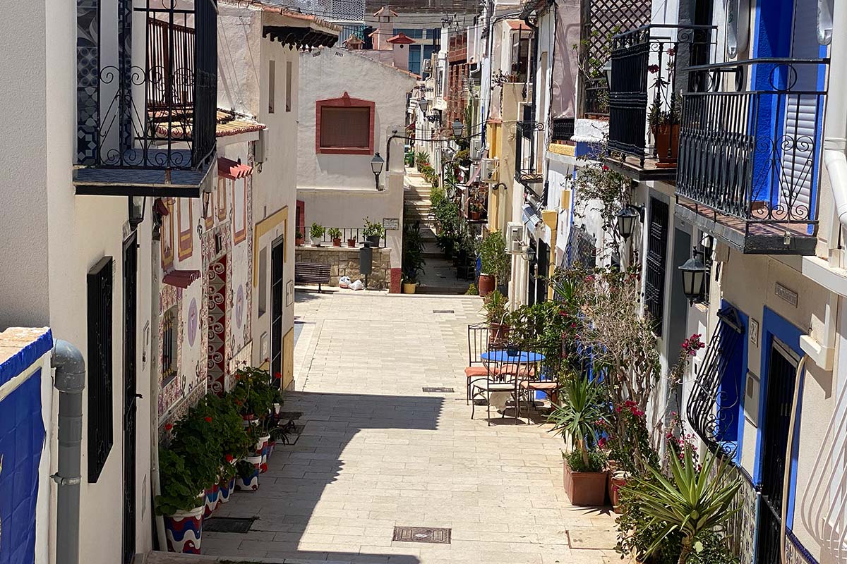 Típica calle del Barrio de Santa Cruz en Alicante
