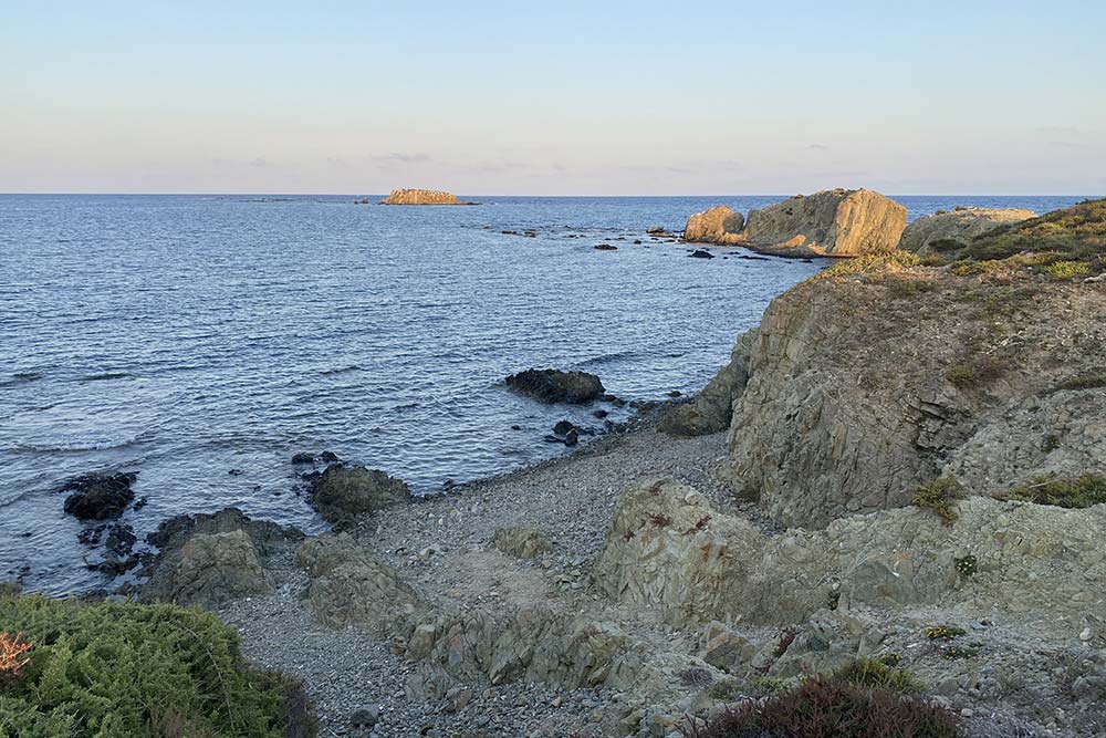 La Cala Falcó en la parte más oriental de la isla