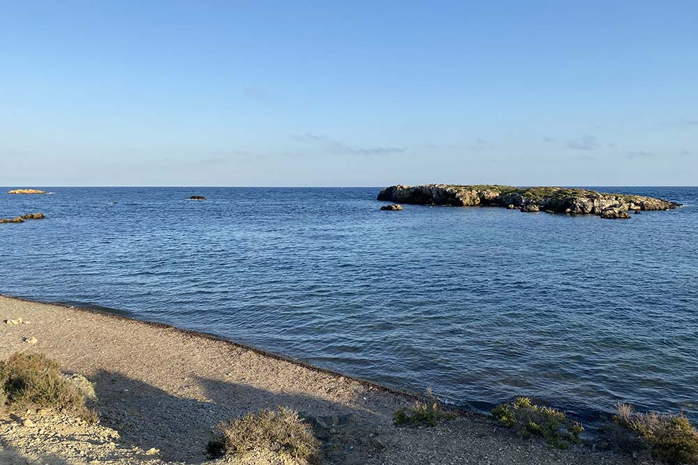 Vista de la Playa de La Galera y el islote del mismo nombre