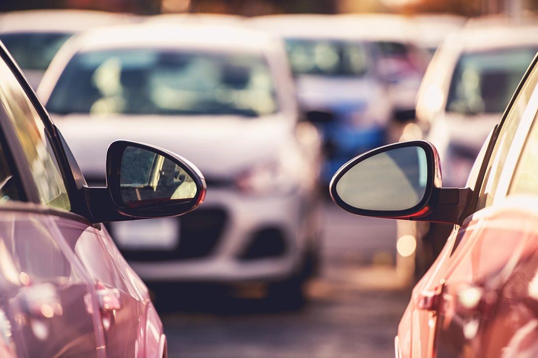 detalle coches en parking del aeropuerto