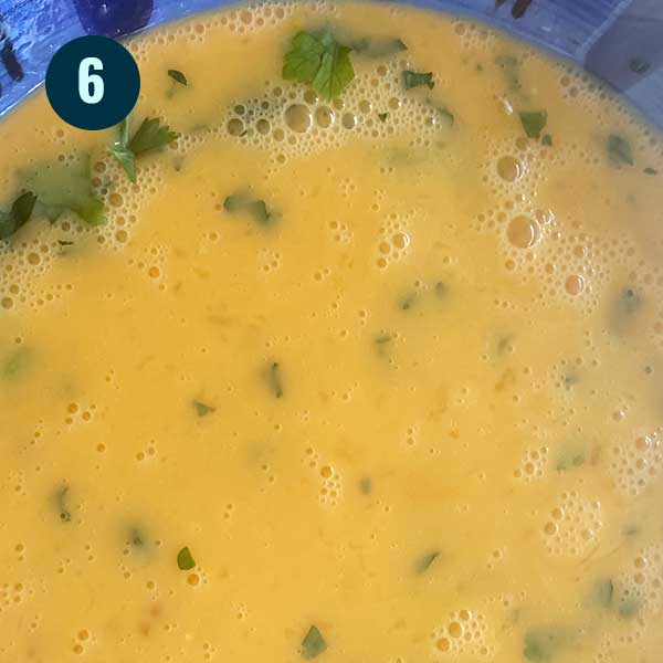 Preparación del huevo para la costra del arroz