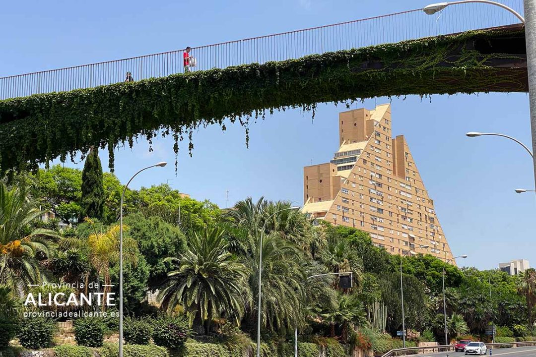 Edificio Montreal conocido como la Pirámide desde la avenida de Denia
