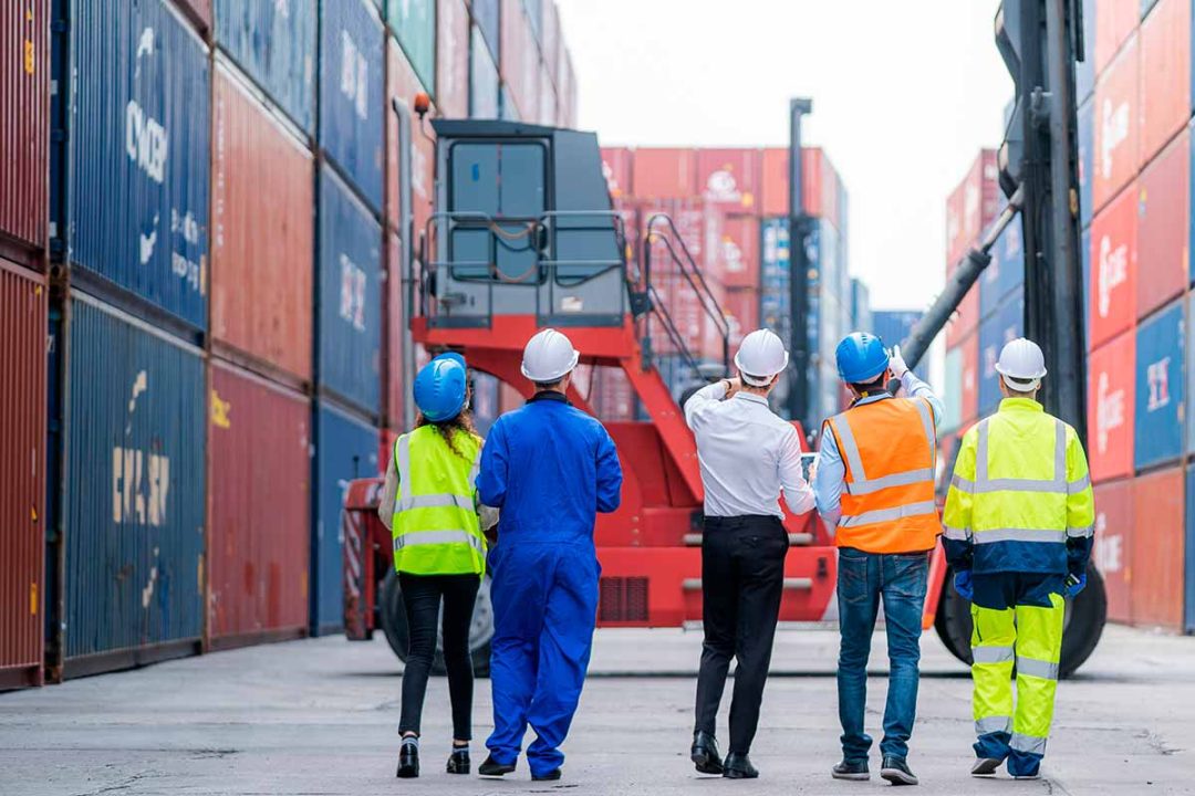 Gerentes y trabajadores empresa de adunas en el puerto de Alicante