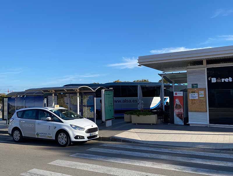 Taxi y estación de autobuses en Jávea