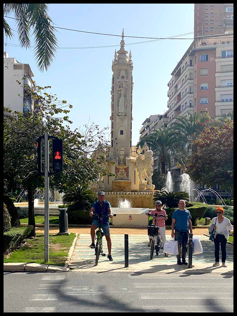 Gente en bici por la plaza