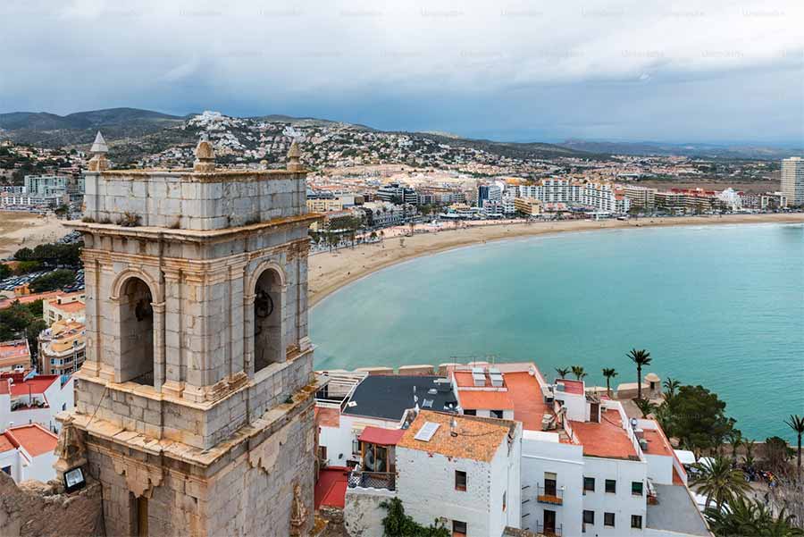 Plano general de ciudad en la costa alicantina