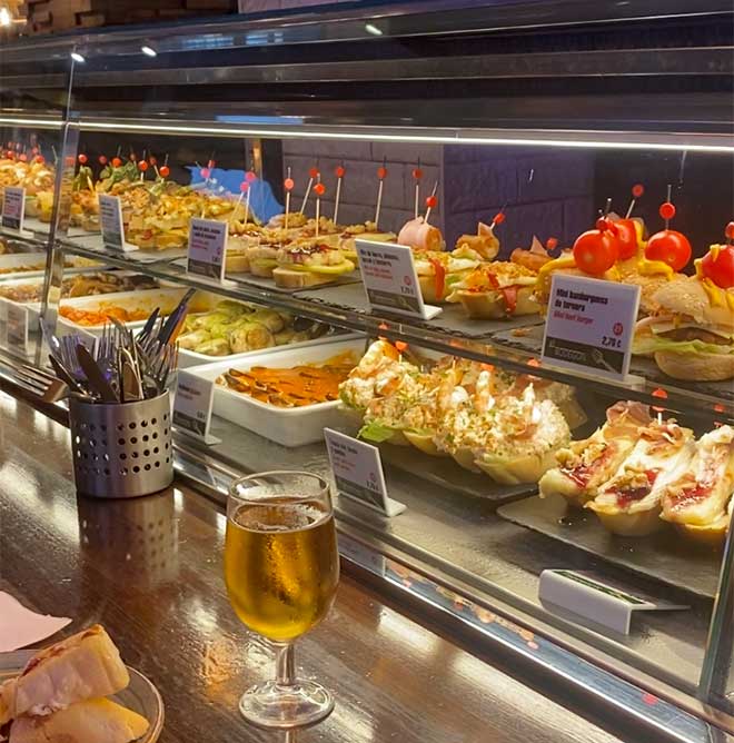 Pintxos en una barra de la zona de los Vascos en Benidorm