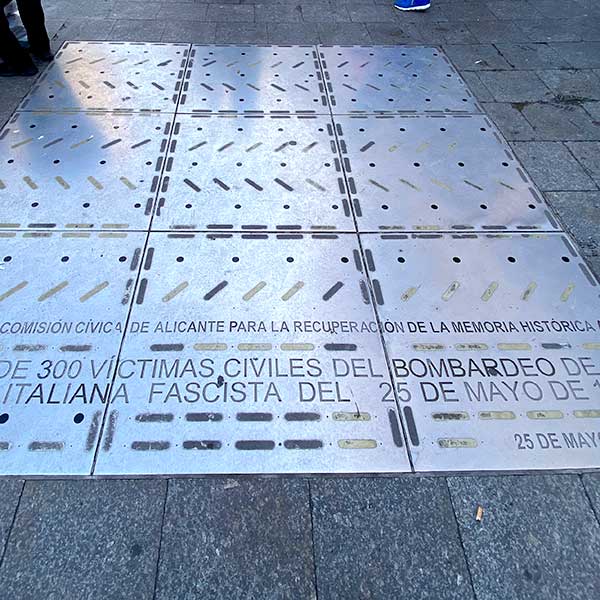 Placa conmemorativa del bombardeo del Mercado central