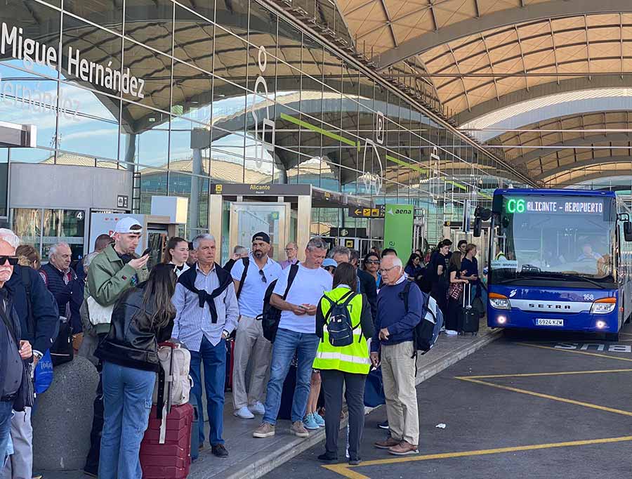 Colas en el aeropuerto de Alicante para coger autobús y taxi