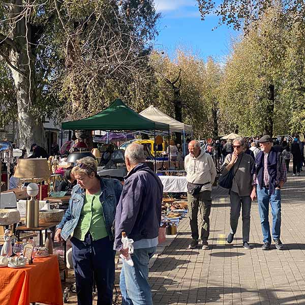 gente paseando por mercadillo Jalón