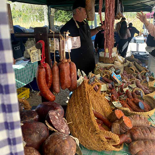 Parada de embutidos en el mercat de la terra Xaló