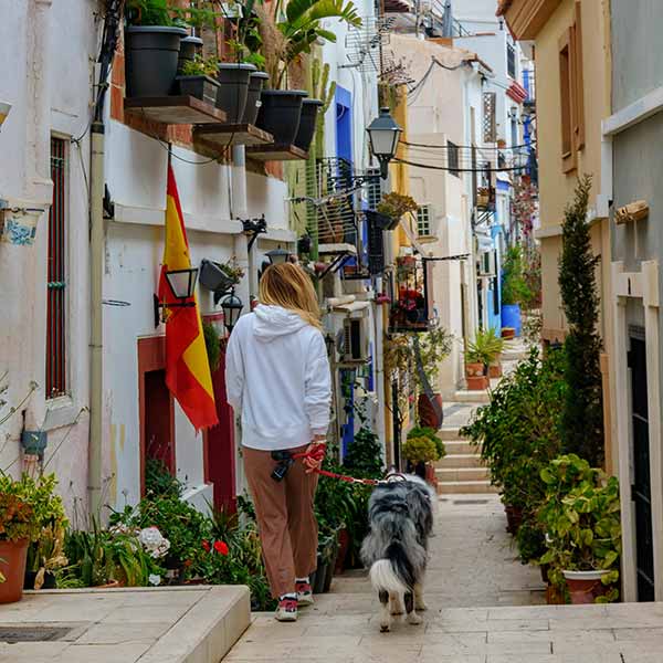 mujer paseando por Alicante con ropa cómoda