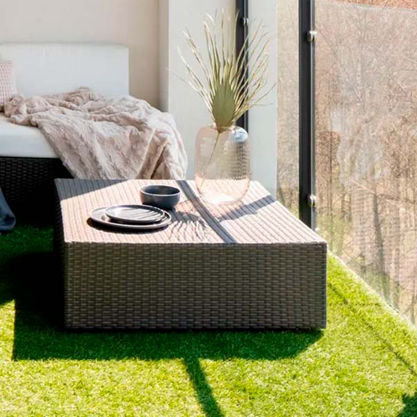 Balcon de casa en Alicante con cesped artificial