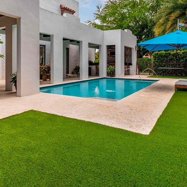 Piscina de chalet con cesped artificial