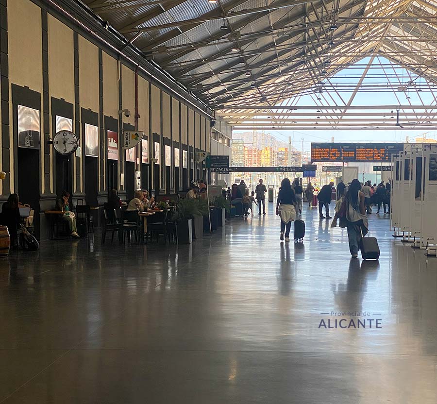 Interior de la estación de trenes de Alicante