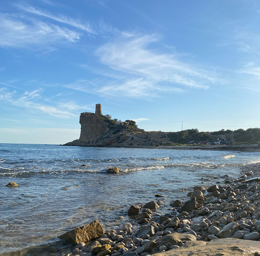 Una de las muchas calas que visitar en Alicante