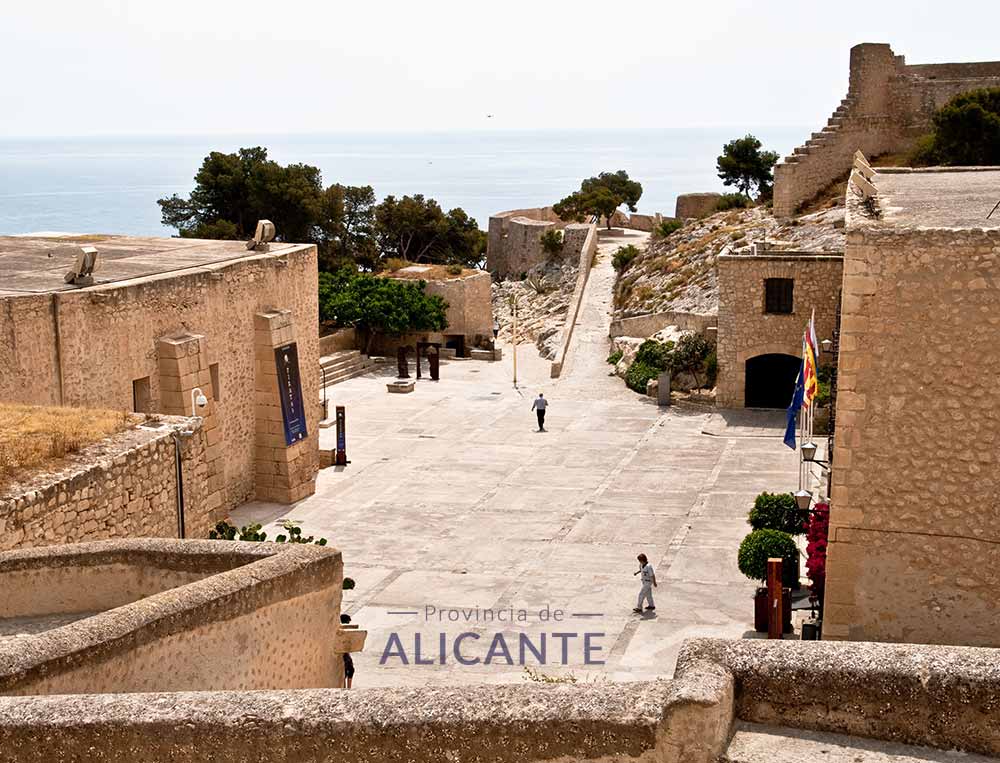 Imagen del interior del Castillo de Santa Bárbara con el mar al fondo