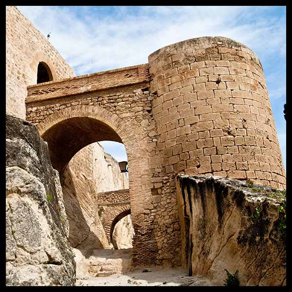 Torres y foso del Castillo de Santa Bárbara