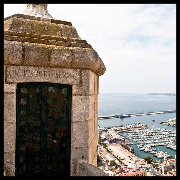 Garita de vigilancia del Castillo con el fondo del puerto deportivo en Alicante