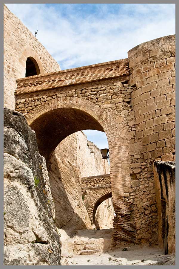 Foso en la Parte alta del Castillo de Santa Bárbara en alicante