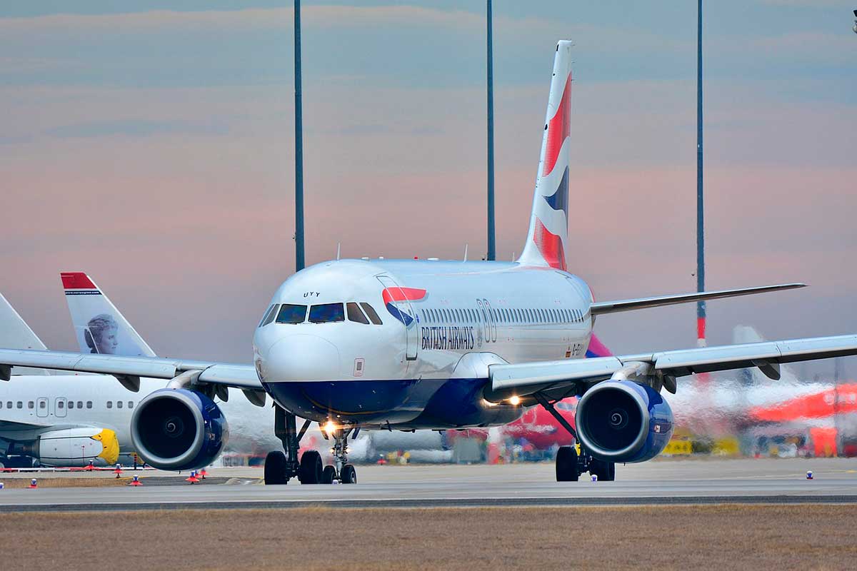 Avión inglés en el Aeropuerto Aicante Elche