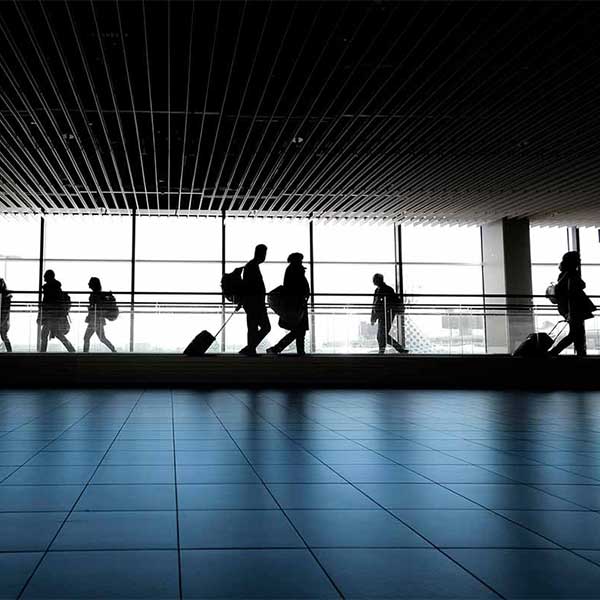 viajeros en el aeropuerto de Alicante