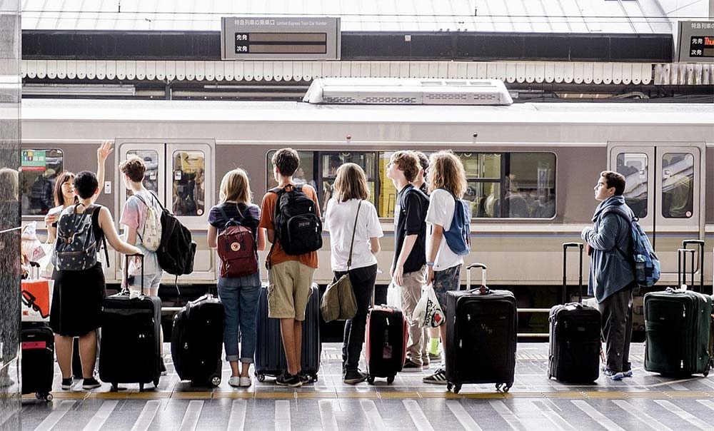 Chaveles con maletas en estación de tren de Alicante