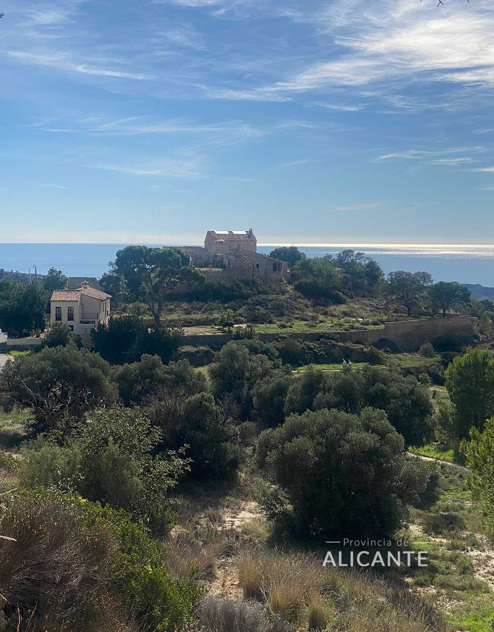Vista del Pueblo de Aigües con el mar al fondo