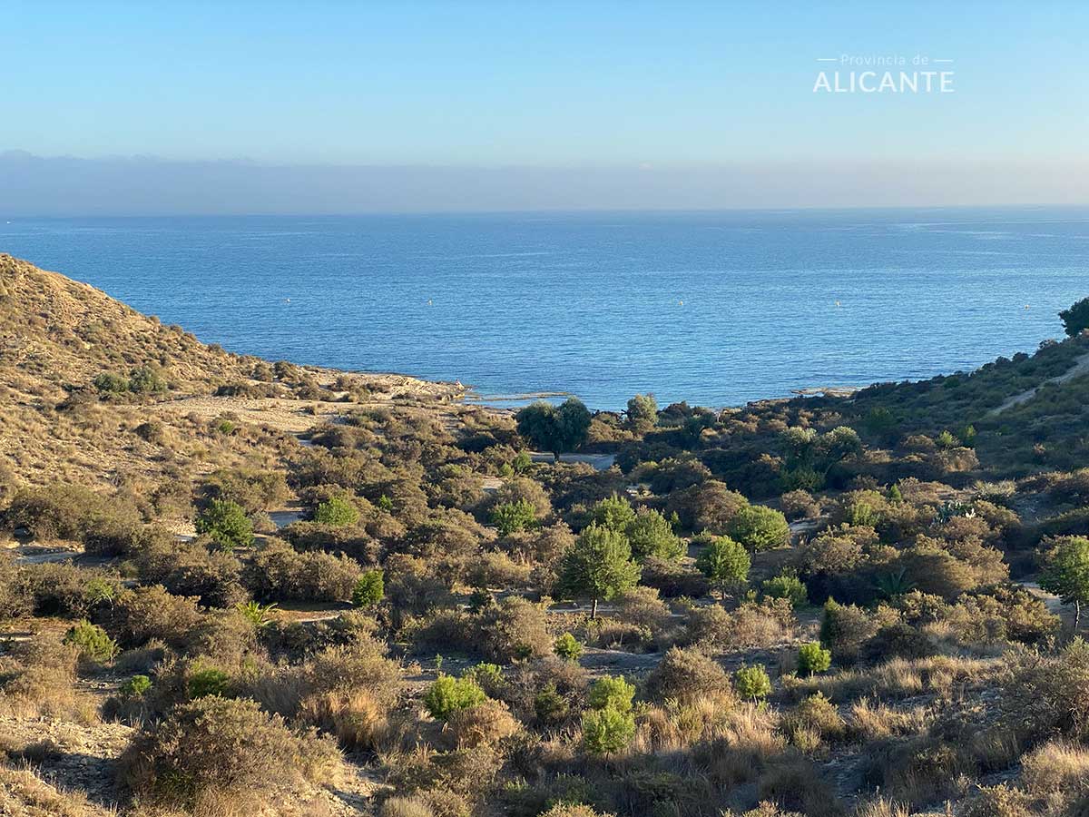 Vista de la Cala Cantalar en el Cabo de la Huerta de Alicante