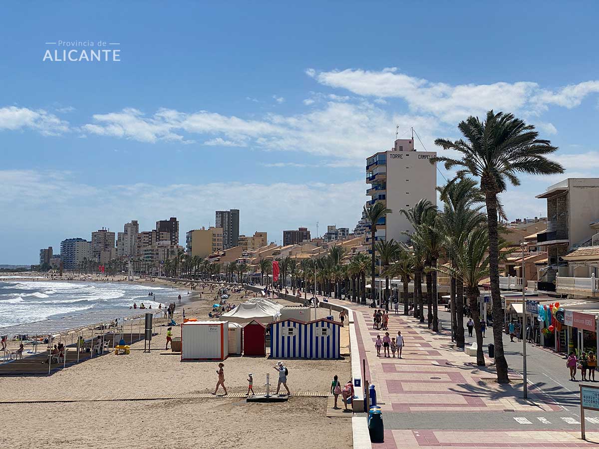 Paseo mar´timo de El Campello junto a la Playa Carrer la Mar