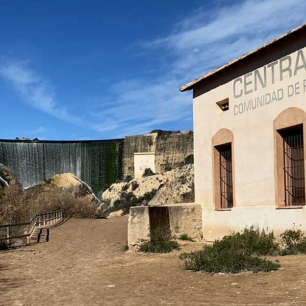 Antigua central Hidroeléctrica del Pantano con casacada al fondo