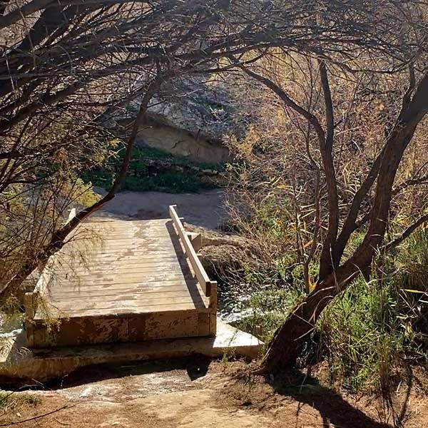 Puente de madera sobre el río Vinalopó en la excursión al pantano
