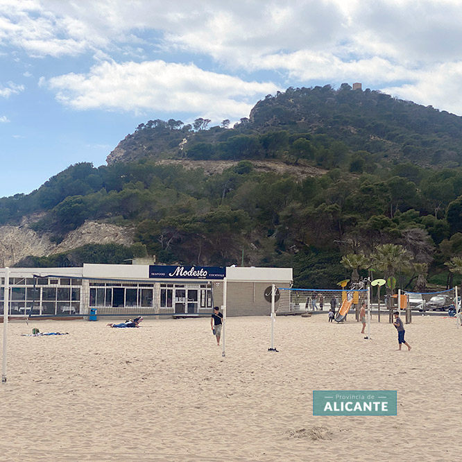 La Cala de Finestrat con la Torre de Aguiló al fondo