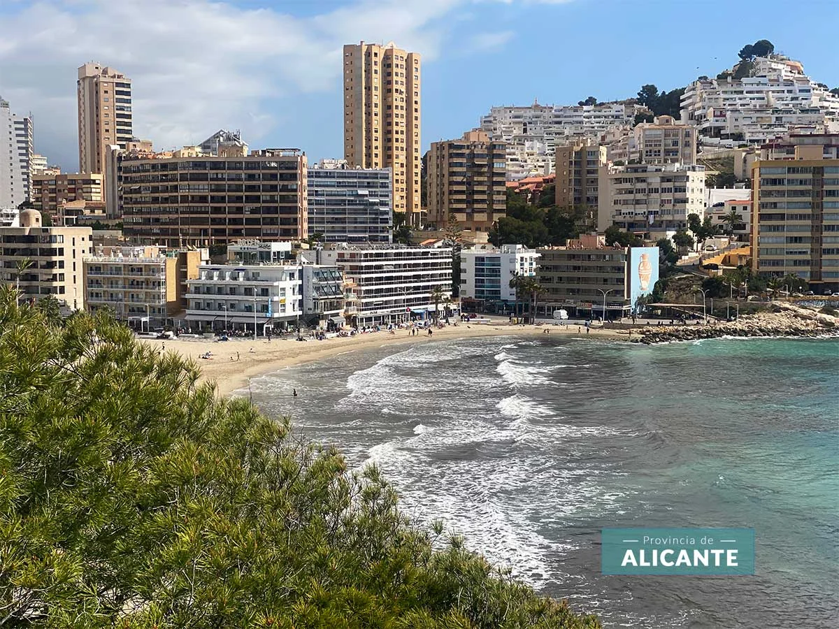 Imagen de la playa de la Cala de Finestrat desde el Morro del Aguiló
