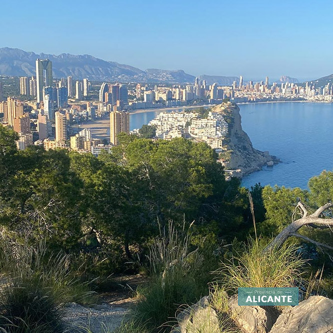 Vista general desde el morro del Aguiló de la playa de Finestrat
