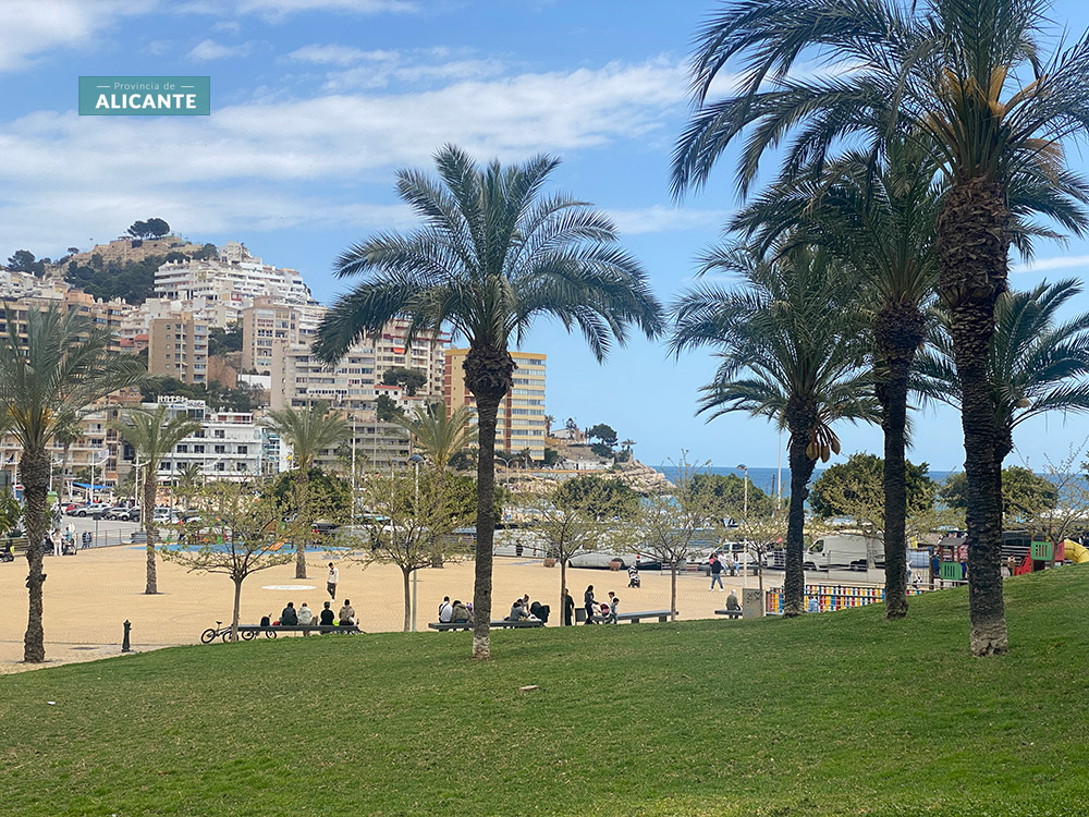 Plaza de la Cala junto a la playa de Finestrat