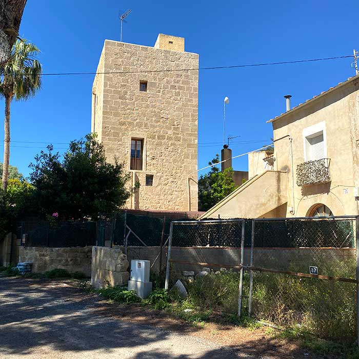 Toore mitja Lliura, foto de la torre y la finca en la que se encuentra