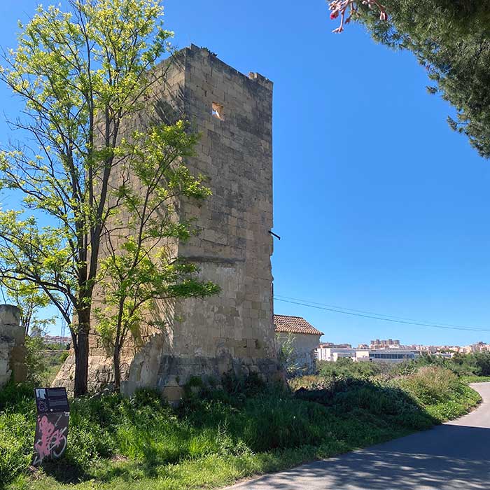 Torre del Ciprés en Alicante completamente abandonada